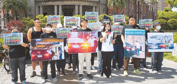 臺(tái)灣民眾黨2日到監(jiān)察院外舉行記者會(huì)，要求除了李俊俋外，其他涉嫌公器私用的監(jiān)委也應(yīng)追究責(zé)任
