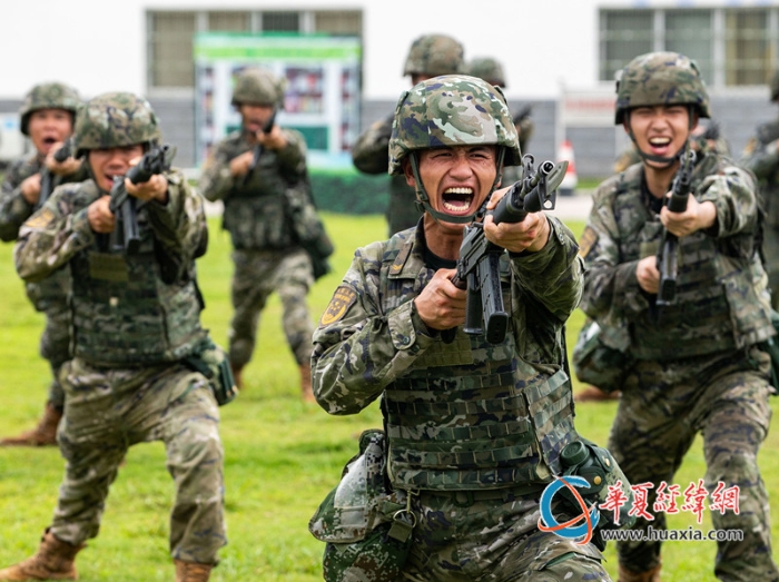 3、武警官兵進行刺殺訓練。施晨洲 攝_副本