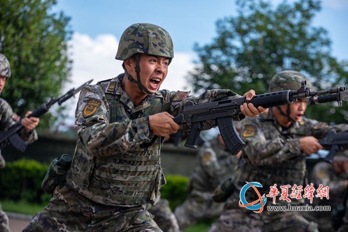 4、武警官兵進行刺殺訓練。李笑仙 攝_副本