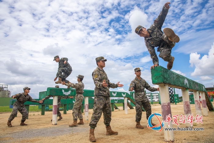 7、武警官兵進行400米障礙訓練。施晨洲 攝_副本
