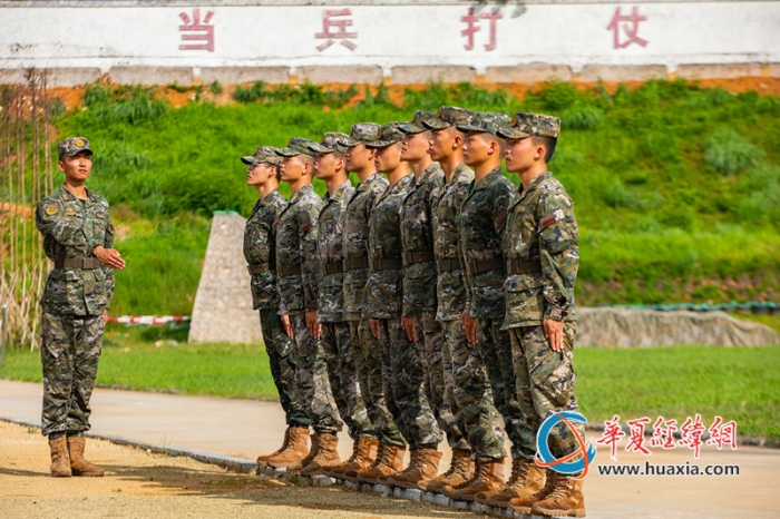 9、武警官兵利用臺階進行隊列訓練。李笑仙 攝_副本