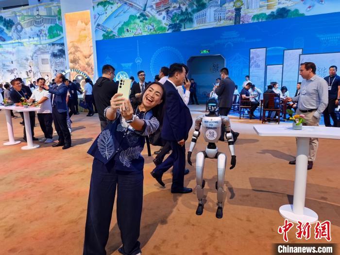 2025年天津夏季達(dá)沃斯：中國制造人形機(jī)器人吸引中外嘉賓