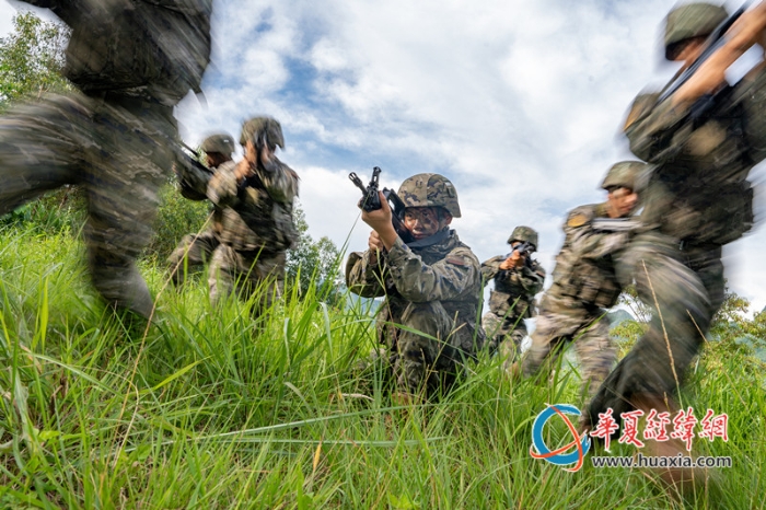 1、2025年7月2日，武警官兵正在進行交替掩護突擊。_副本