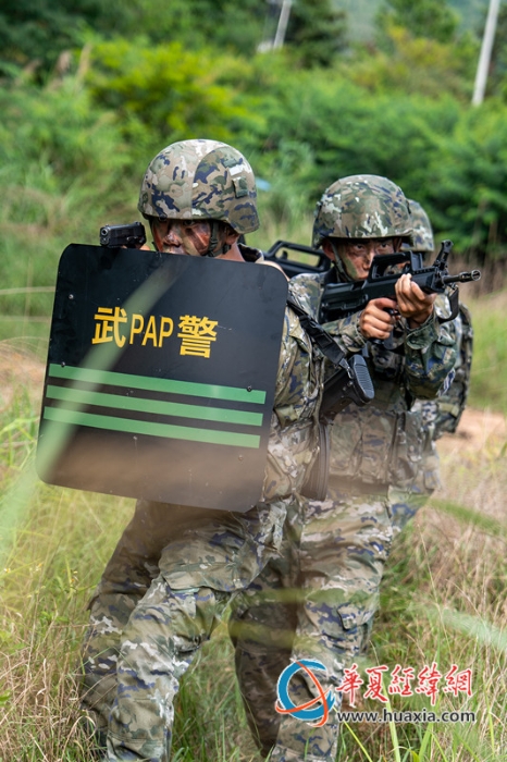 2、2025年7月2日，武警官兵正在進行班組搜索。_副本