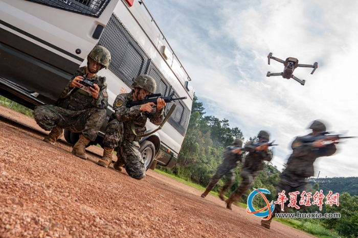 3、2025年7月2日，武警官兵正在利用無人機偵查敵情。_副本
