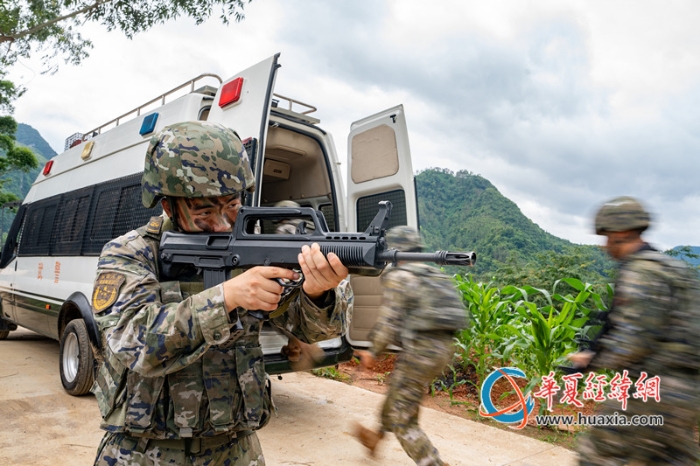 7、2025年7月2日，一名武警官兵掩護隊友轉(zhuǎn)移。_副本