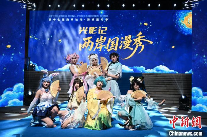 圖為國(guó)風(fēng)舞蹈串燒表演。中新社記者 呂明 攝