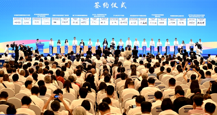 圖為開(kāi)幕式上舉行的項(xiàng)目簽約儀式。 中新社記者 張暢 攝