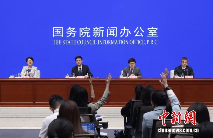 7月22日，中國(guó)國(guó)務(wù)院新聞辦公室在北京舉行新聞發(fā)布會(huì)，國(guó)家外匯管理局副局長(zhǎng)、新聞發(fā)言人李斌，國(guó)家外匯管理局國(guó)際收支司司長(zhǎng)賈寧，國(guó)家外匯管理局資本項(xiàng)目管理司司長(zhǎng)肖勝介紹2025年上半年外匯收支數(shù)據(jù)情況，并答記者問(wèn)。 <a target='_blank' href='/'>中新社</a>記者 楊可佳 攝