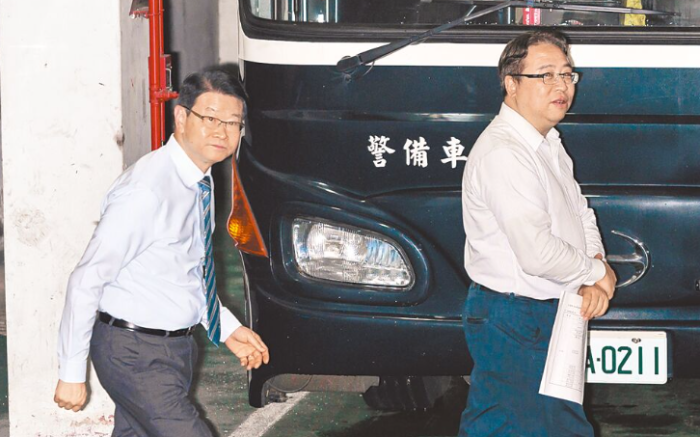臺(tái)法務(wù)部門政務(wù)次長(zhǎng)黃世杰（右）、臺(tái)北地檢署檢察長(zhǎng)王俊力（左）親自體驗(yàn)囚車運(yùn)送犯人動(dòng)線