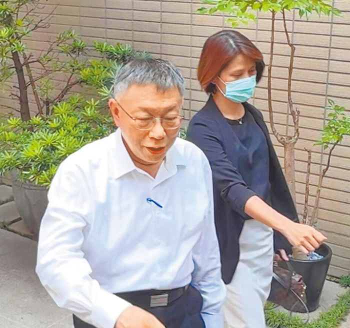 臺(tái)北地檢署主任檢察官江貞諭（右）去年8月30日親自到前民眾黨主席柯文哲（左）家，將柯文哲帶回偵訊