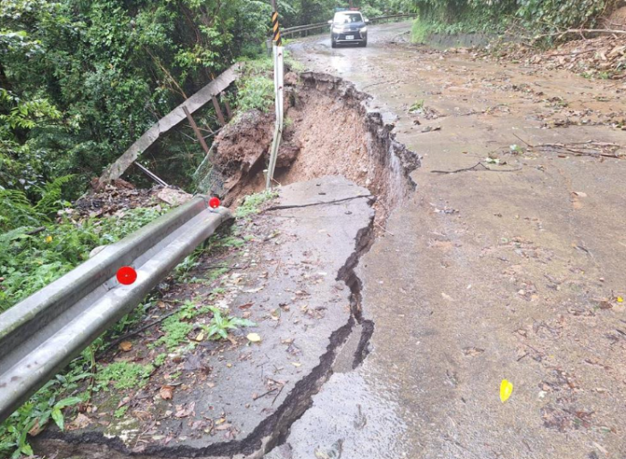 苗栗連日豪雨樹倒、路基坍方