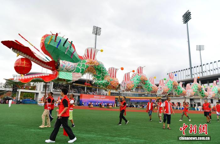 海峽兩岸暨港澳地區(qū)青少年同臺(tái)比拼“快樂棒球”
