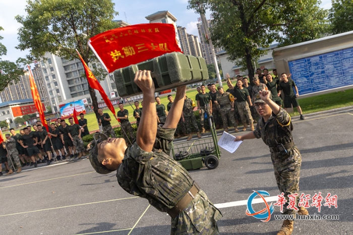 7、戰(zhàn)斗體能連貫考核現(xiàn)場(chǎng)，參賽官兵咬牙堅(jiān)持，奮勇拼搏。施晨洲 攝_副本