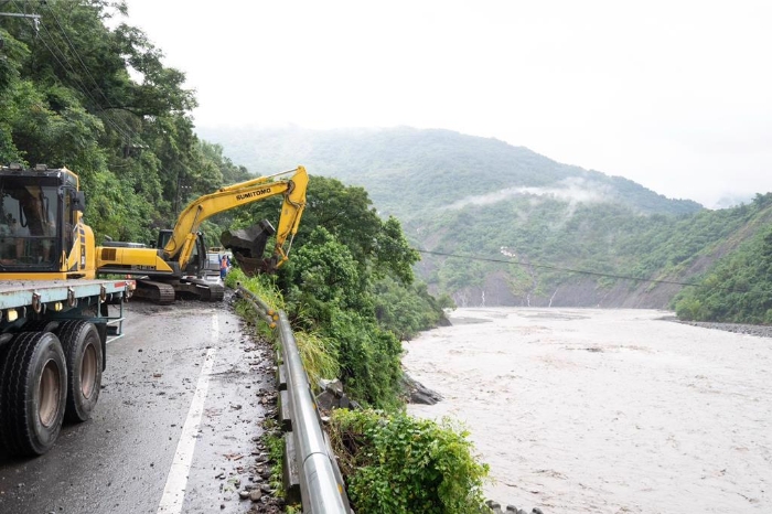 圖為高雄市日前豪雨，造成下邊坡路基沖刷淘空。（示意圖／交通部提供）