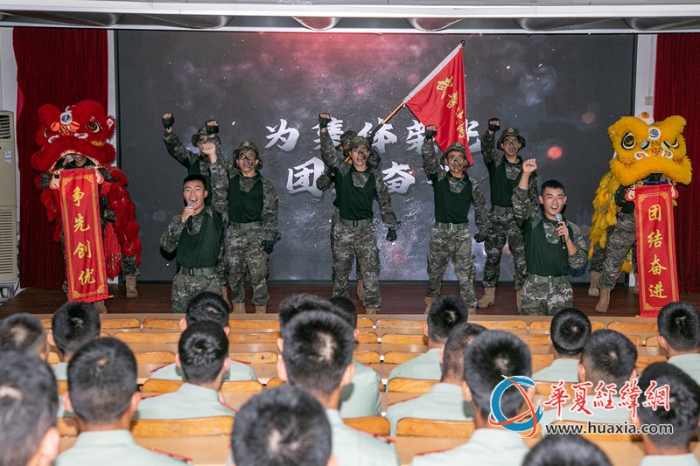 8、2025年8月26日，武警北海支隊(duì)“一觀一辨一品”群眾性自我教育活動(dòng)現(xiàn)場(chǎng)，官兵們正在表演“一隊(duì)一品”節(jié)目。_副本