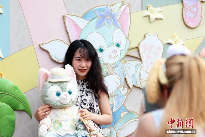 上海迪士尼樂園萌聚達(dá)菲月吸引游客共享歡樂時光